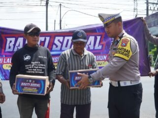 Satlantas Polres Pasuruan mengadakan kegiatan bhakti sosial
