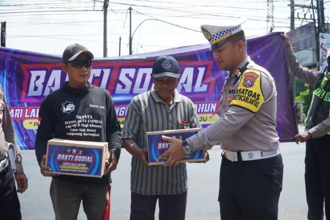
					Satlantas Polres Pasuruan mengadakan kegiatan bhakti sosial