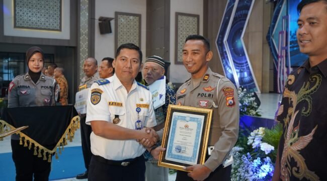 Satlantas Polres Pasuruan Mendapatkan Penghargaan Dari Dirlantas Polda Jatim
