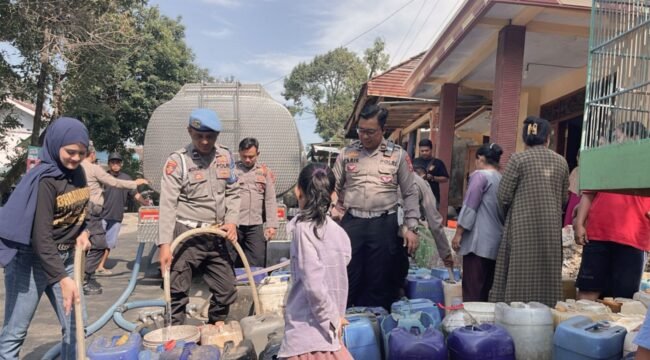 Bharaduta d'pandiga nusantara polres Pasuruan membagikan air bersih kepada masyarakat