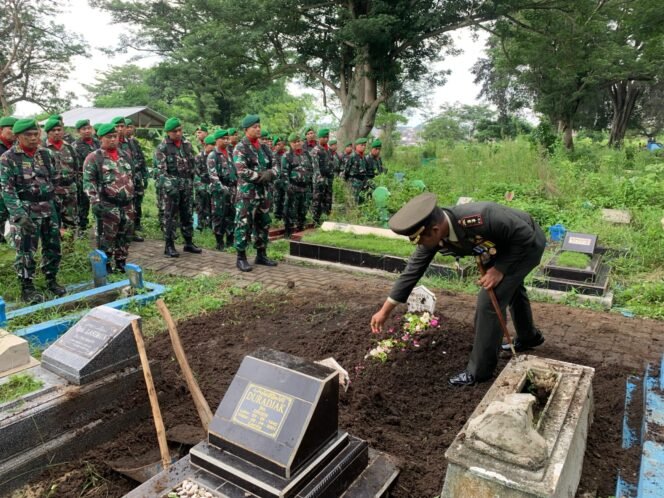 
					Letkol Arh Noor Iskak, S.T., memimpin langsung upacara pemakaman secara militer jenazah Almarhum Kapten Inf Wawan Achyani