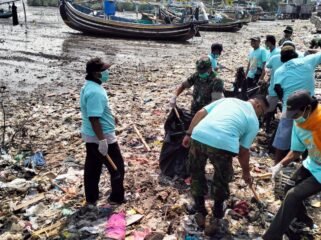 Lettu Ctp Sarwo Edi hadir dalam rangka kerja bakti pembersihan pesisir pantai