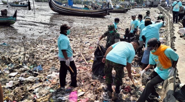 Lettu Ctp Sarwo Edi hadir dalam rangka kerja bakti pembersihan pesisir pantai