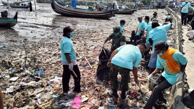 
					Lettu Ctp Sarwo Edi hadir dalam rangka kerja bakti pembersihan pesisir pantai