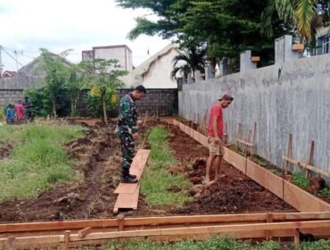 Serda Meta Abriawan Babinsa Koramil 0819/03 Kraton, melakukan pengecekan lokasi pembangunan Unit Pelayanan Makan Bergizi (Dapur Sehat)