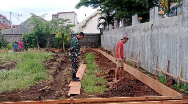 Serda Meta Abriawan Babinsa Koramil 0819/03 Kraton, melakukan pengecekan lokasi pembangunan Unit Pelayanan Makan Bergizi (Dapur Sehat)