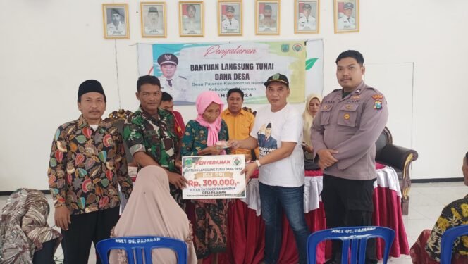 
					Sertu Amir S melaksanakan kegiatan pemantauan dan monitoring kegiatan Pelaksanaan Pembagian BLT DD Triwulan lV