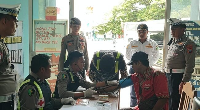 Kegiatan pengecekan urine terhadap sopir travel dan angkutan umum