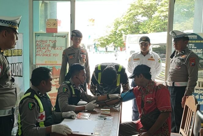 
					Kegiatan pengecekan urine terhadap sopir travel dan angkutan umum