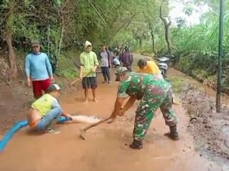 Kerja bhakti membersihkan lumpur di Jalan