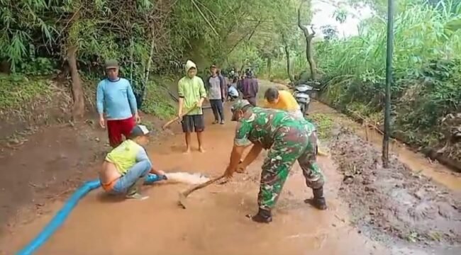 Kerja bhakti membersihkan lumpur di Jalan