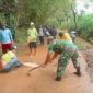 Kerja bhakti membersihkan lumpur di Jalan