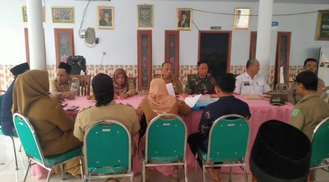 a
Anggota Koramil 0819/06 Nguling melaksanakan kegiatan Monitoring dan Evaluasi Administrasi Keuangan Desa (Dana Desa) Tahun Anggaran 2024