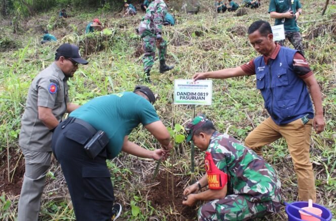 
					Kodim 0819/Pasuruan bekerja sama dengan Dinas lingkungan Hidup dan PT Mayora melaksanakan penanaman pohon