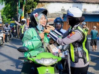 Polres Pasuruan melalui Satuan Lalu Lintas (Satlantas) menggelar aksi simpatik dengan membagikan helm berstandar SNI serta reward