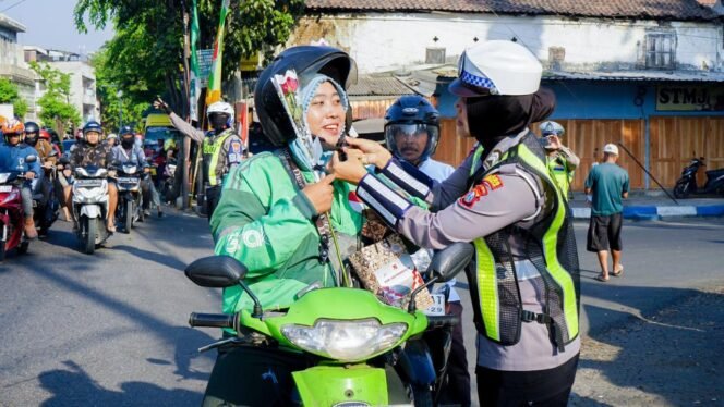 
					Polres Pasuruan melalui Satuan Lalu Lintas (Satlantas) menggelar aksi simpatik dengan membagikan helm berstandar SNI serta reward