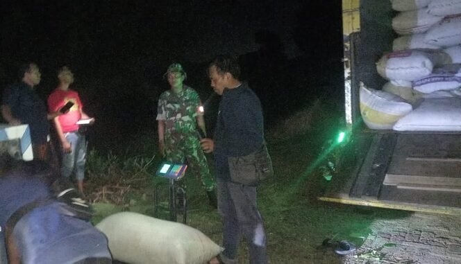 
					Babinsa Koramil Kraton Dampingi Bulog Serap Gabah Petani