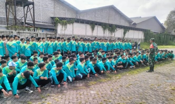 
					Tingkatkan Disiplin Generasi Muda, Babinsa Latih Siswa YLPM Walisongo