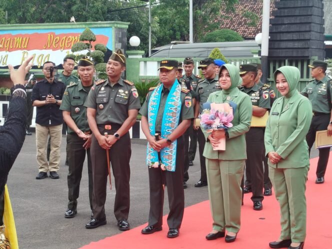 
					Dandim Sambut Kunker Danrem 083/BDJ Ke Kodim 0819/Pasuran