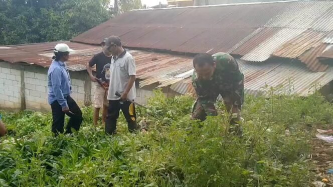 
					Sinergi TNI dan Warga, Babinsa Kronto Kompak Gelar Kerja Bakti