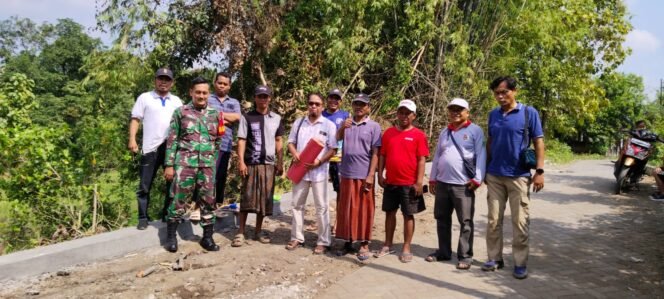 
					Babinsa Koramil Rembang Monitoring Pelebaran Jalan Desa