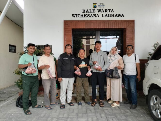 
					Jalin Silaturahmi, Kapolres Pasuruan Bagikan Daging Qurban kepada Insan Pers