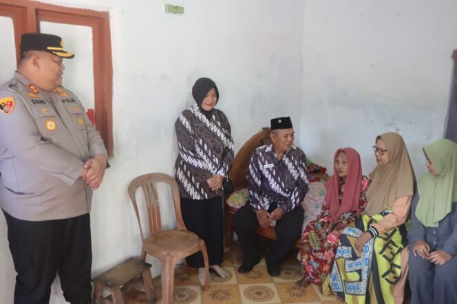 
					Kapolres Pasuruan Manfaatkan Momentum Hari Bhayangkara Ke-79 untuk Kunjungi Anggota Sakit